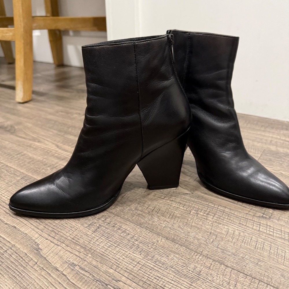 Stuart Weitzman Black Leather Pointed Toe Block Heel Ankle Boots 9.5 M Spain